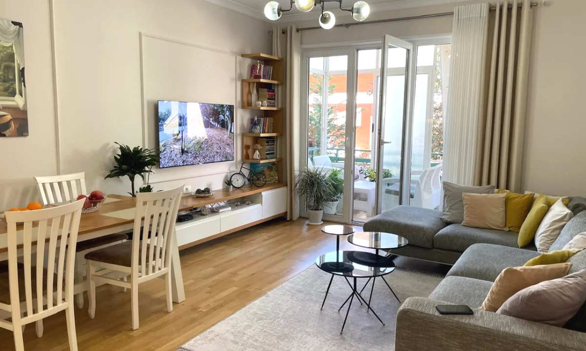 Shtepi ne shitje Apartament ne Tirane, 3+1, Mobilimi E mobiluar, Pagesa 300,000  Euro.
