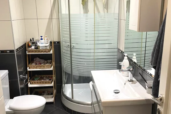 Shtepi ne shitje Apartament ne Tirane, 3+1, Mobilimi E mobiluar, Pagesa 300,000  Euro.