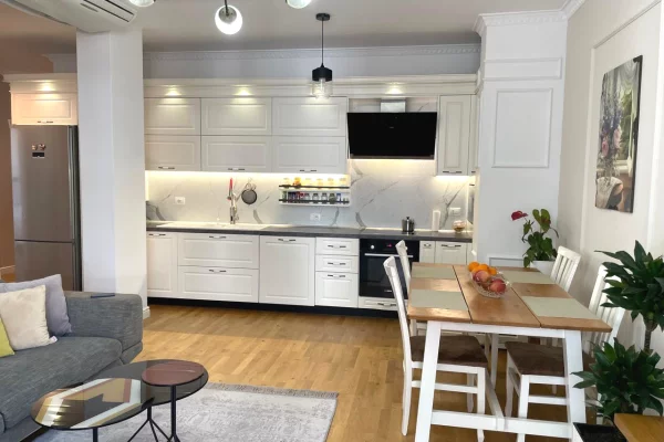 Shtepi ne shitje Apartament ne Tirane, 3+1, Mobilimi E mobiluar, Pagesa 300,000  Euro.