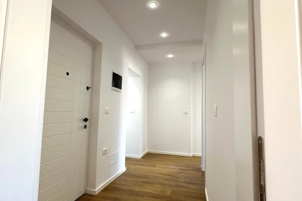Shtepi ne shitje Apartament ne Tirane, 2+1, Mobilimi Bosh, pa mobiluar, Pagesa 193,000  Euro.