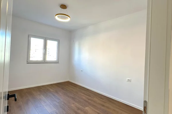 Shtepi ne shitje Apartament ne Tirane, 2+1, Mobilimi Bosh, pa mobiluar, Pagesa 193,000  Euro.
