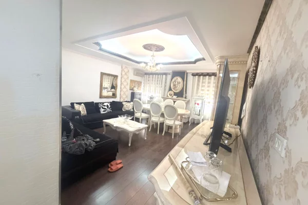 Jepet me qera apartament 2+1 ne Bllok prane dyqanit te Waikikit.