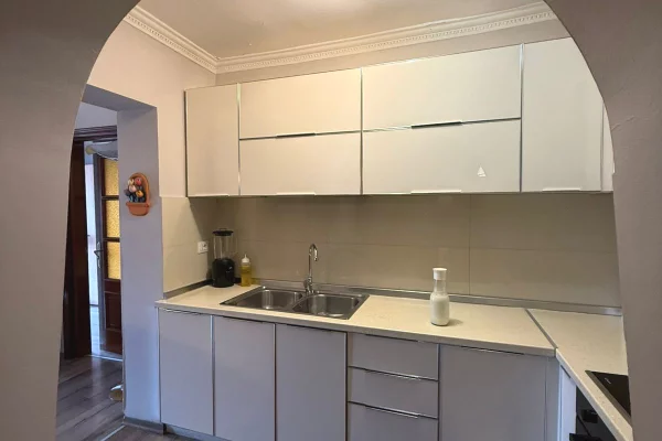 Shtepi ne shitje Apartament ne Tirane, 2+1, Mobilimi E mobiluar, Pagesa 212,000  Euro.