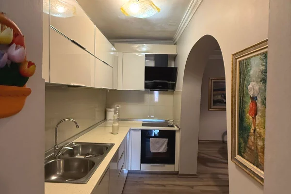Shtepi ne shitje Apartament ne Tirane, 2+1, Mobilimi E mobiluar, Pagesa 212,000  Euro.