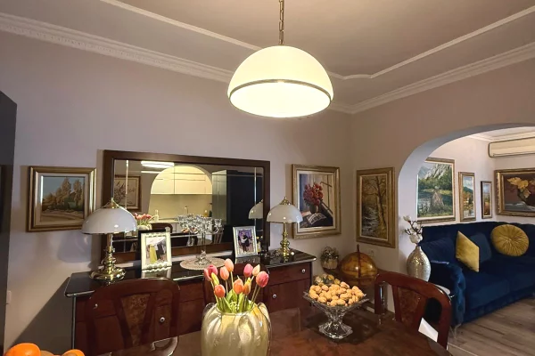 Shtepi ne shitje Apartament ne Tirane, 2+1, Mobilimi E mobiluar, Pagesa 212,000  Euro.