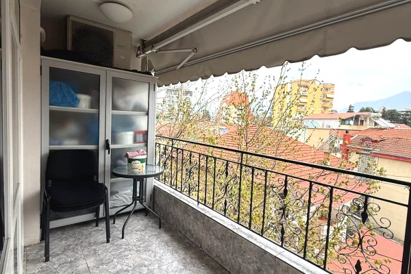 Shtepi ne shitje Apartament ne Tirane, 2+1, Mobilimi E mobiluar, Pagesa 212,000  Euro.