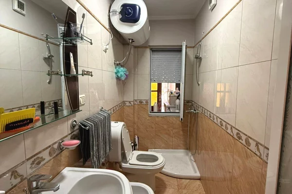 Shtepi ne shitje Apartament ne Tirane, 2+1, Mobilimi E mobiluar, Pagesa 212,000  Euro.