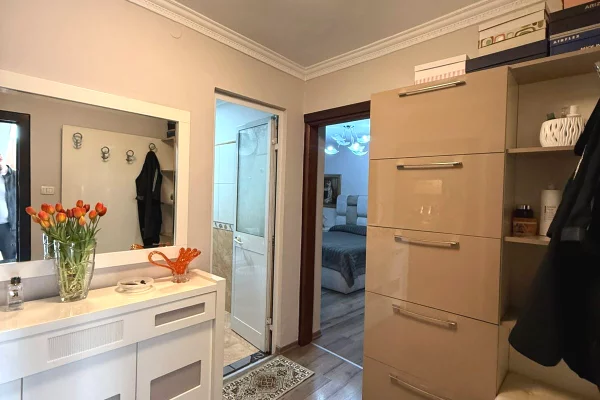 Shtepi ne shitje Apartament ne Tirane, 2+1, Mobilimi E mobiluar, Pagesa 212,000  Euro.