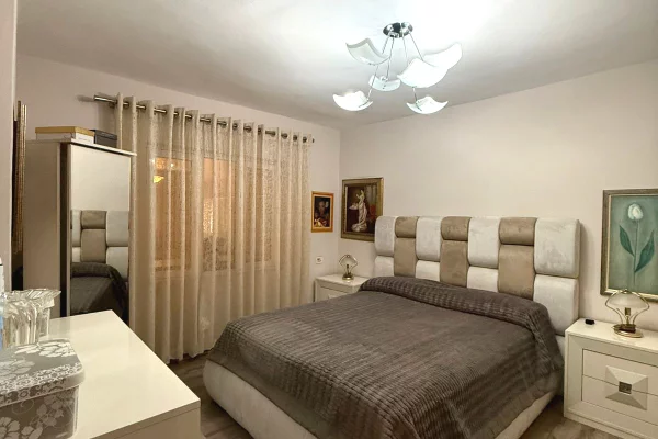 Shtepi ne shitje Apartament ne Tirane, 2+1, Mobilimi E mobiluar, Pagesa 212,000  Euro.
