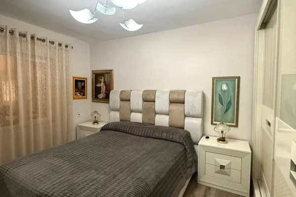 Shtepi ne shitje Apartament ne Tirane, 2+1, Mobilimi E mobiluar, Pagesa 212,000  Euro.