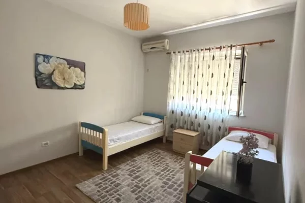 Shtepi me qera Apartament ne Tirane, 2+1, Mobilimi E mobiluar, Pagesa 65,000  Leke.