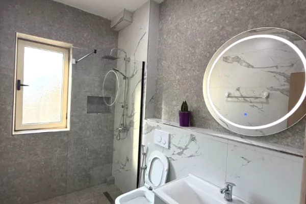 Shtepi me qera Apartament ne Tirane, 2+1, Mobilimi E mobiluar, Pagesa 65,000  Leke.