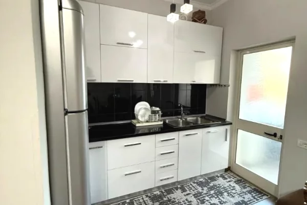 Shtepi me qera Apartament ne Tirane, 2+1, Mobilimi E mobiluar, Pagesa 65,000  Leke.
