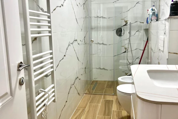 Shtepi me qera Apartament ne Tirane, 2+1, Mobilimi E mobiluar, Pagesa 1,000  Euro.