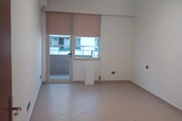 Ambient biznesi me qera 3+1 ne Tirane - 55,000 Leke