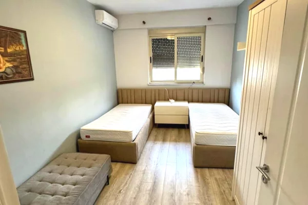 Shtepi ne shitje Apartament ne Tirane, 3+1, Mobilimi E mobiluar, Pagesa 269,000  Euro.