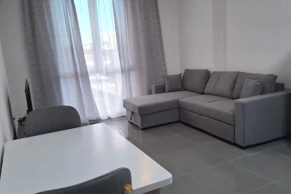 Jepet me qera apartament 3+1+2 tualete ne fund te rruges "5 Maji