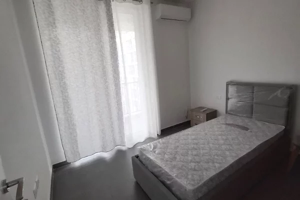 Shtepi me qera Apartament ne Tirane, 3+1, Mobilimi E mobiluar, Pagesa 65,000  Leke.