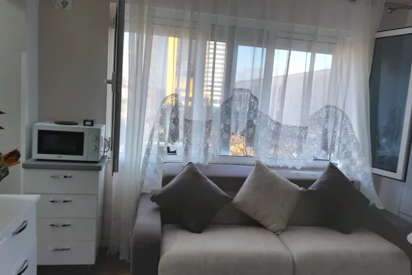Jepet me qera apartament 1+1 te Piazza me pamje nga Sheshi "Skenderbej" ne Qender te Tiranes.