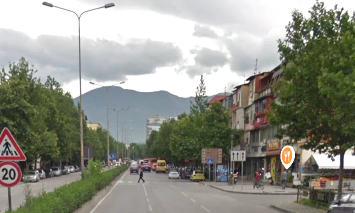Shitet ambjent biznesi buze rruges se Kavajes