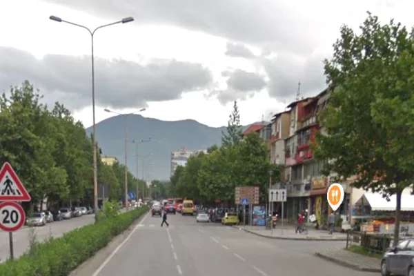 Shitet ambjent biznesi buze rruges se Kavajes