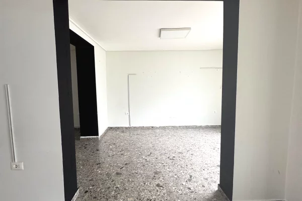 Jepet me qera ambjent biznesi prane Rruges se Kavajes.