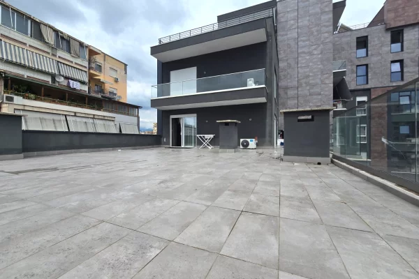 Shtepi ne shitje Duplex(shtepi me 2 kate) ne Tirane, 3+1, Mobilimi E mobiluar, Pagesa 650,000  Euro.