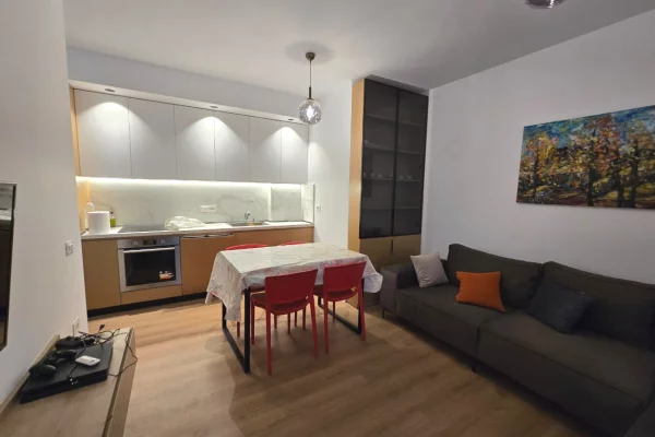Shitet apartament 1+1 te ish-fusha e aviacionit.