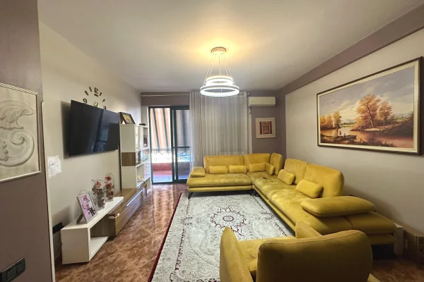 Jepet me Qira Apartement 2+1+2+post parkimi dhe ballkon 📍Mbrapa Xhamise Dine Hoxha, ne Rr Kavajes