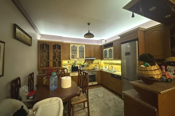 Shtepi me qera Apartament ne Tirane, 2+1, Mobilimi E mobiluar, Pagesa 950  Euro.