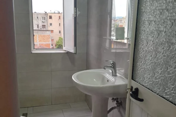 Shtepi me qera Apartament ne Tirane, 1+1, Mobilimi E mobiluar, Pagesa 40,000  Leke.