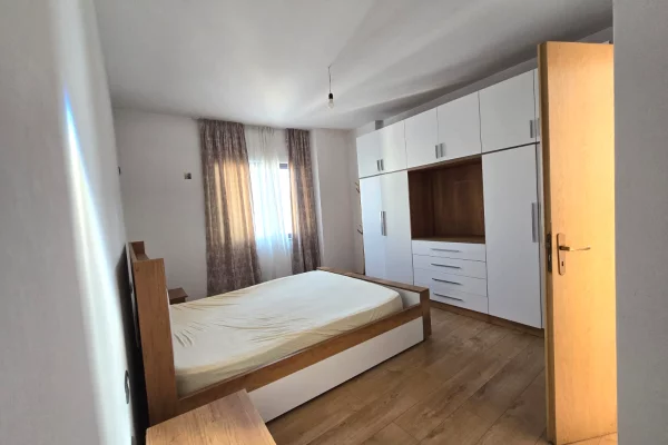 Shtepi ne shitje Apartament ne Tirane, 2+1, Mobilimi E mobiluar, Pagesa 220,000  Euro.