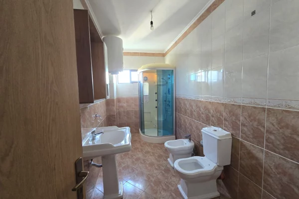 Shtepi ne shitje Apartament ne Tirane, 2+1, Mobilimi E mobiluar, Pagesa 220,000  Euro.