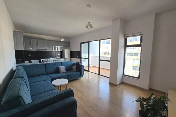 Shitet apartament 2+1 te Rruga e Durresit