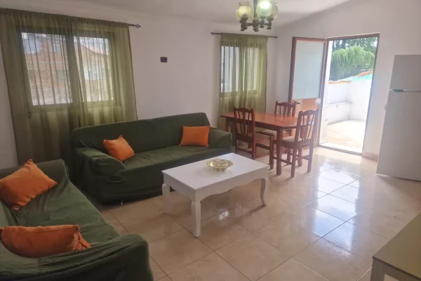 Jepet me qera apartament 2+1+dhome depo+2 tualete te Rruga e Durresit