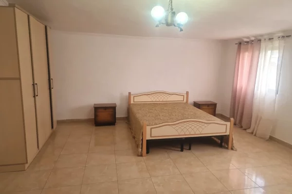 Shtepi me qera Apartament ne Tirane, 2+1, Mobilimi E mobiluar, Pagesa 50,000  Leke.