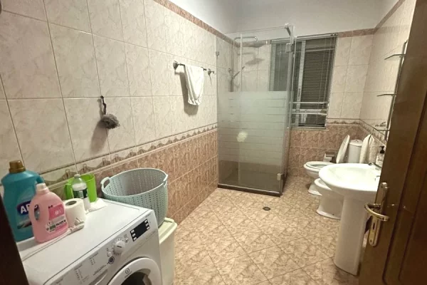 Shtepi me qera Apartament ne Tirane, 3+1, Mobilimi E mobiluar, Pagesa 800  Euro.
