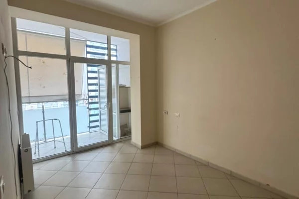 Shtepi ne shitje Apartament ne Tirane, 1+1, Mobilimi Bosh, pa mobiluar, Pagesa 201,600  Euro.
