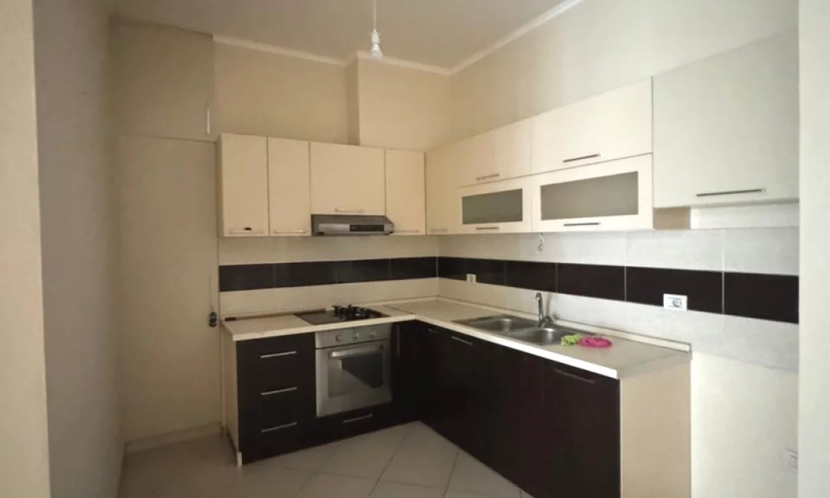 Shtepi ne shitje Apartament ne Tirane, 1+1, Mobilimi Bosh, pa mobiluar, Pagesa 201,600  Euro.
