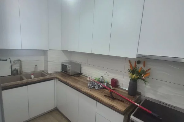 Shtepi ne shitje Apartament ne Tirane, 1+1, Mobilimi E mobiluar, Pagesa 88,000  Euro.