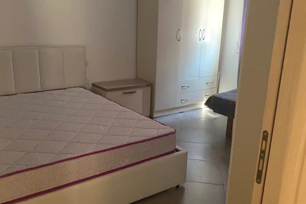 Shtepi ne shitje Apartament ne Tirane, 2+1, Mobilimi E mobiluar, Pagesa 55,000  Leke.