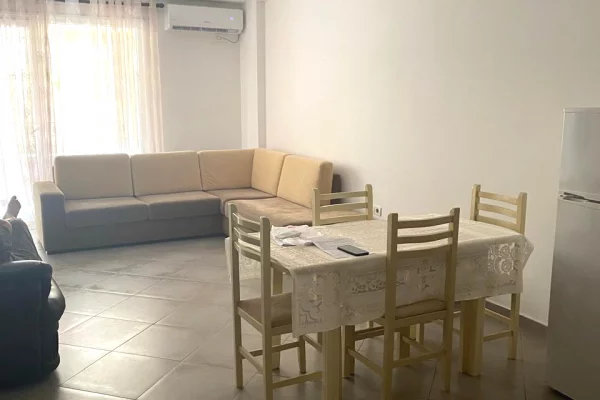 Jepet me qera apartament 2+1 te Mbikalimi i Komunes perballe Kristal Center