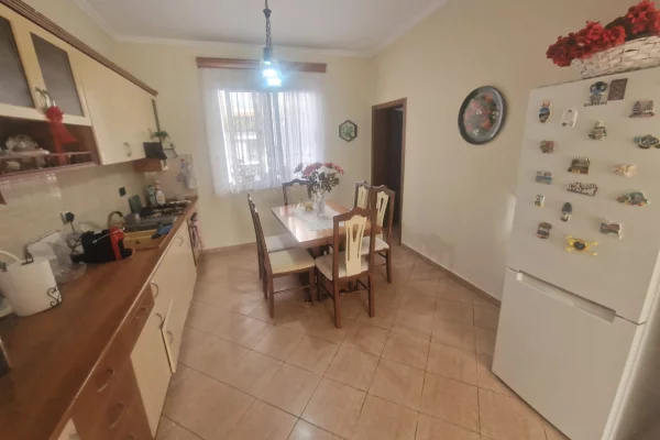 Shtepi ne shitje Apartament ne Tirane, 3+1, Mobilimi E mobiluar, Pagesa 270,000  Euro.