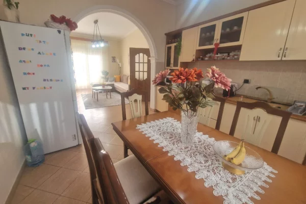 Shtepi ne shitje Apartament ne Tirane, 3+1, Mobilimi E mobiluar, Pagesa 270,000  Euro.