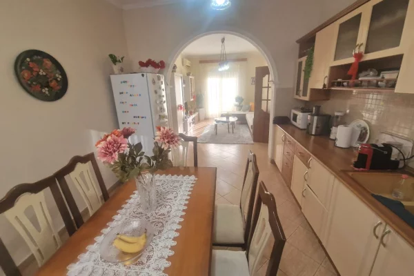 Shtepi ne shitje Apartament ne Tirane, 3+1, Mobilimi E mobiluar, Pagesa 270,000  Euro.