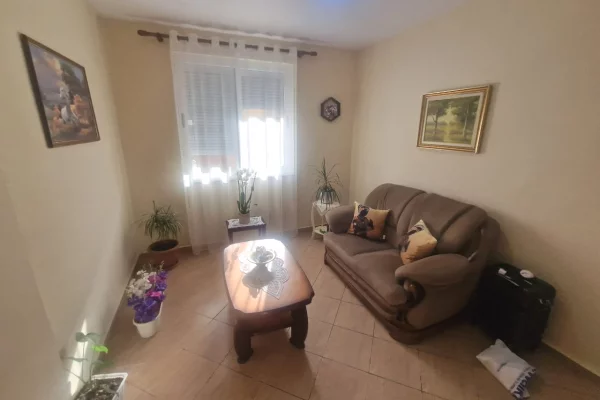 Shtepi ne shitje Apartament ne Tirane, 3+1, Mobilimi E mobiluar, Pagesa 270,000  Euro.