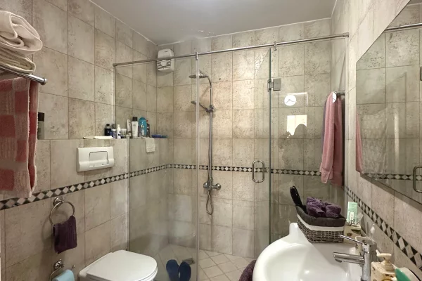 Shtepi ne shitje Apartament ne Tirane, 2+1, Mobilimi E mobiluar, Pagesa 220,000  Euro.