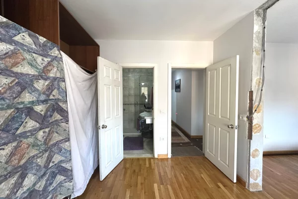 Shtepi ne shitje Apartament ne Tirane, 2+1, Mobilimi E mobiluar, Pagesa 220,000  Euro.