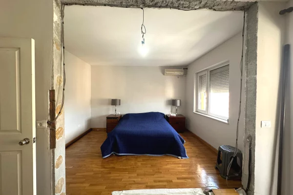 Shtepi ne shitje Apartament ne Tirane, 2+1, Mobilimi E mobiluar, Pagesa 220,000  Euro.