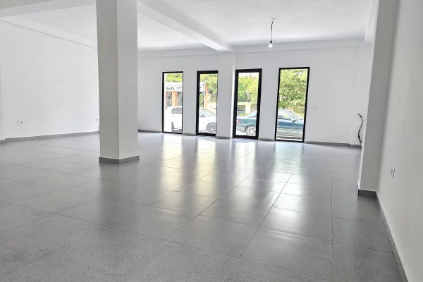 Njesi Komerciale Ne Shitje 📍21 Dhjetori, buze rruges “Kongresi i Lushnjes”